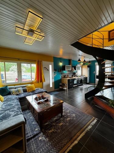 un salon avec un canapé et une table dans l'établissement Maison Pors Haor, à Crozon