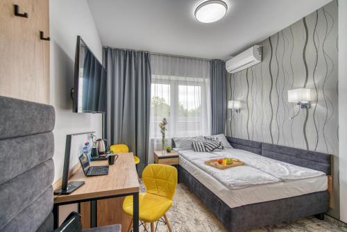 Ένα ή περισσότερα κρεβάτια σε δωμάτιο στο Acodomo Apartamenty