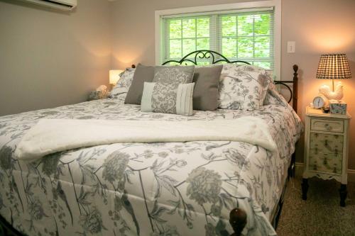 Säng eller sängar i ett rum på Charming Manheim Cottage with On-Site Animal Viewing