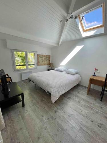 une chambre avec un lit dans une pièce avec une fenêtre dans l'établissement Villa familiale 8 personnes, piscine chauffée à 10 kms de la mer, à Saubion