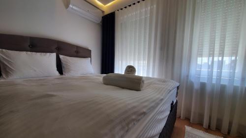 um quarto com uma cama grande e uma janela grande em Luki's Centre Apartment em Pristina