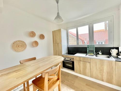 - une cuisine avec une table en bois et un évier dans l'établissement Calme - Balcon - 2 à 4 pers - WIFI - plage à 100m, à Berck-sur-Mer