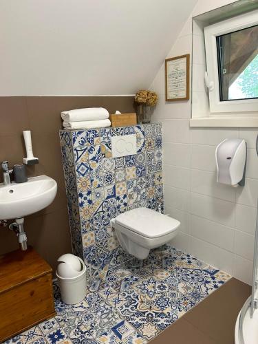 a bathroom with a toilet and a sink at CHATA PODLESOK in Hrabušice