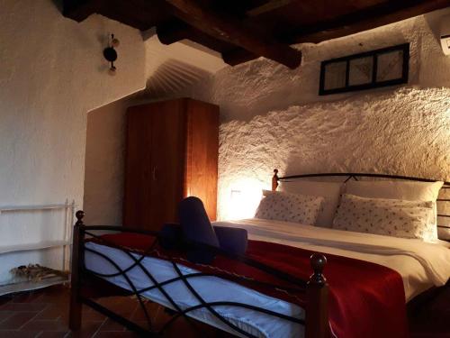 una camera con un letto in una parete in pietra di Holiday home in Dobrec 15115 a Dobreć
