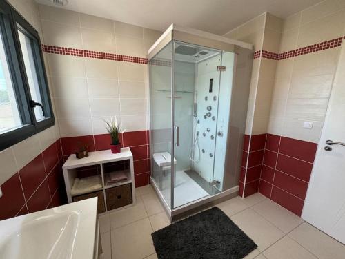 Gallery image of Villa moderne avec piscine in Saint-Aubin-de-Médoc