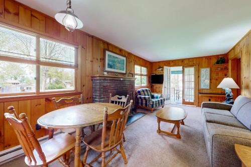 TV a/nebo společenská místnost v ubytování Takundewide Cabin