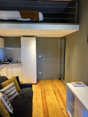 - un salon avec un canapé et des lits superposés dans l'établissement Les Terrasses de Padoue, à Corte