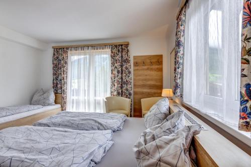 a bedroom with two beds and a window at Ludwighaus in Neukirchen am Großvenediger