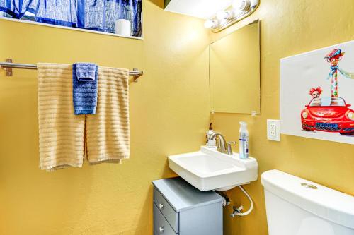 ein gelbes Badezimmer mit einem Waschbecken und einem WC in der Unterkunft Salt Lake City Apt Near Downtown Pets Welcome! in Salt Lake City