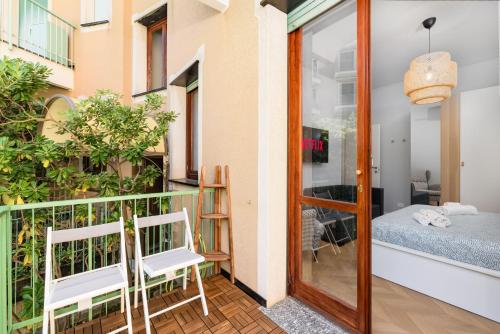 a balcony with a view of a bedroom at Incantevole e moderno bilocale a soli 500 mt dalle spiagge in Finale Ligure