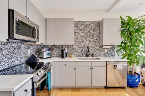 Η κουζίνα ή μικρή κουζίνα στο Your St Elmo Getaway for Rock City & Ruby Falls, 2BD townhome, 6 min to downtown