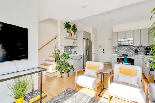 Η κουζίνα ή μικρή κουζίνα στο Your St Elmo Getaway for Rock City & Ruby Falls, 2BD townhome, 6 min to downtown