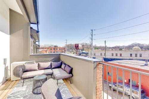 Χώρος καθιστικού στο Your St Elmo Getaway for Rock City & Ruby Falls, 2BD townhome, 6 min to downtown