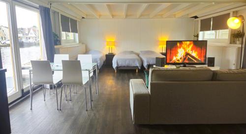 ein Wohnzimmer mit einem Sofa und ein Wohnzimmer mit einem Kamin in der Unterkunft Boathouse Amsterdam in Amsterdam