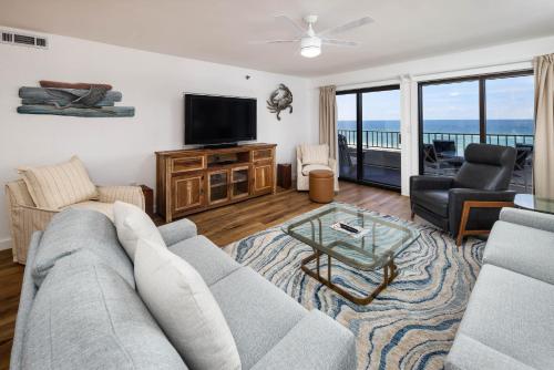 uma sala de estar com um sofá e uma televisão em Surf Dweller 406 condo em Fort Walton Beach