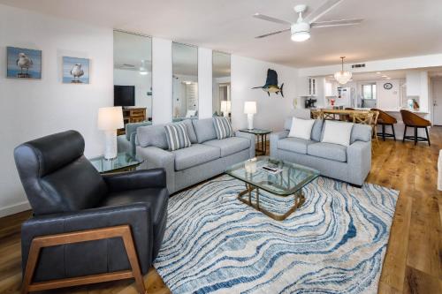 uma sala de estar com um sofá e uma mesa em Surf Dweller 406 condo em Fort Walton Beach