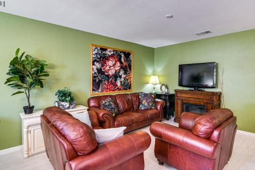 a living room with leather furniture and a flat screen tv at 16 Mi to Lake Tahoe Carson City Townhome in Carson City