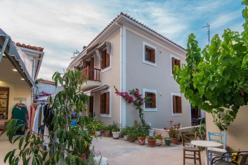 un edificio con macetas en un patio en Giorgia's home, en Kokkari
