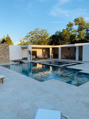 Bas de villa avec piscine privée