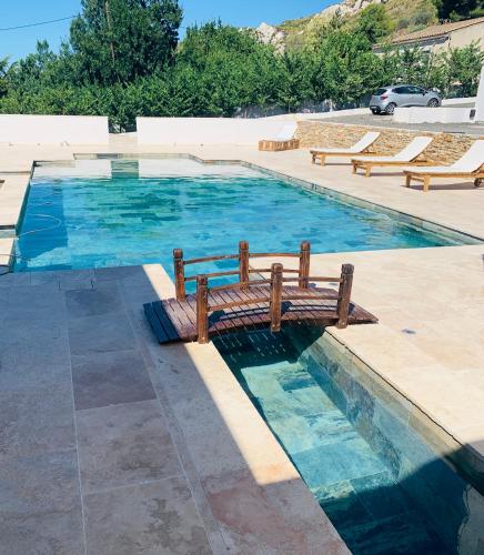 - une piscine avec un banc au milieu dans l'établissement Bas de villa avec piscine privée, aux Pennes-Mirabeau