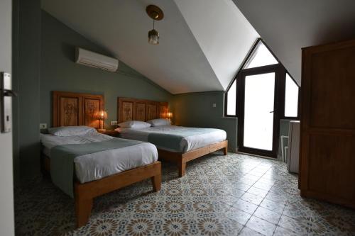 um quarto com 2 camas e uma janela em Adakale Butik em Canakkale