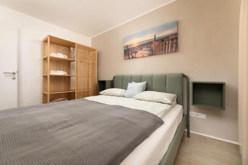 ein Schlafzimmer mit Bett und Flachbildfernseher in der Unterkunft MIA Family Apartments Punat in Punat