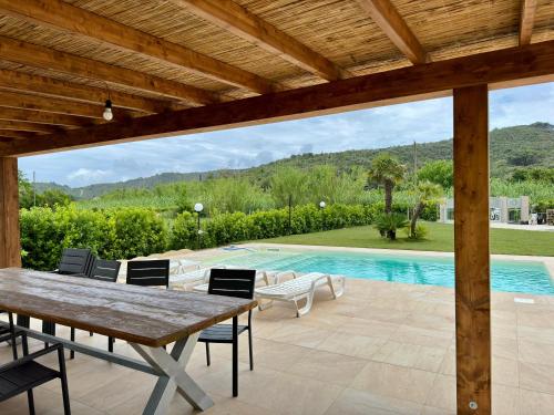 Nespecifikovaný výhled na hory nebo výhled na hory při pohledu z vily