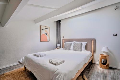 - une chambre dotée d'un lit avec deux assiettes dans l'établissement Superbe 6 couchages - 4 pièces - Clim - Terrasse, à Saint-Raphaël