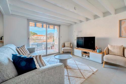 un salon avec un canapé et une télévision dans l'établissement Superbe 6 couchages - 4 pièces - Clim - Terrasse, à Saint-Raphaël