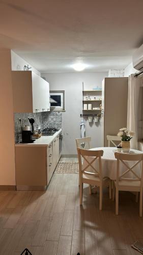 uma cozinha com uma mesa e uma mesa e cadeiras em Apartman Dukić em Okrug Gornji