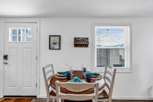Φωτογραφία από το άλμπουμ του Cozy Beach House - 3 Badges, Outdoor Patio, Fire Pit, Grill - 3 Blocks to Beach & Boards σε Belmar