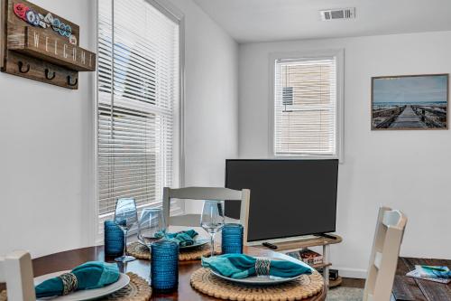 Μια τηλεόραση ή/και κέντρο ψυχαγωγίας στο Cozy Beach House - 3 Badges, Outdoor Patio, Fire Pit, Grill - 3 Blocks to Beach & Boards