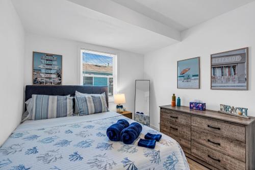 a bedroom with a bed with blue towels on it at Cozy 2BR Getaway Just 3 5 Blocks to Beach & Boards in Belmar