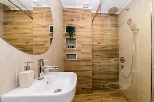 科托尔Paun apartment的浴室配有洗手池和淋浴