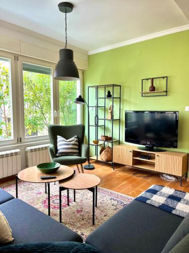 ブドヴァにあるSunny apartmentsのソファとテレビのあるリビングルーム