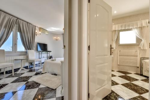 a room with a bed and a table and a television at Villa FORTUNA - Apartamentos у Estudios para vacaciones con territorio y piscina común, Calpe in Calpe