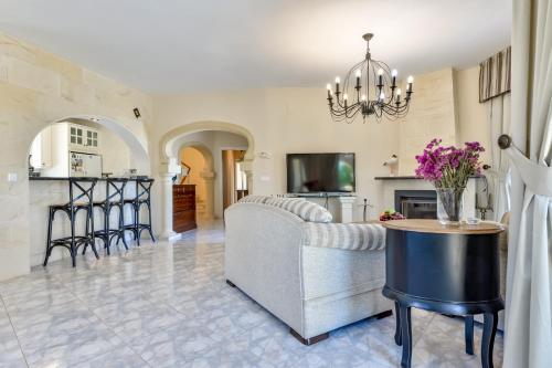a living room with a couch and a table at Villa FORTUNA - Apartamentos у Estudios para vacaciones con territorio y piscina común, Calpe in Calpe