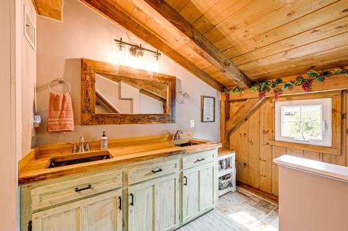 un bagno con lavandino e specchio di Ronda Home with Hot Tub and Fire Pit, Near Wineries! a Ronda