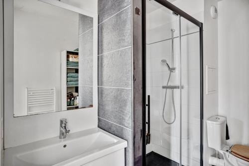 ein weißes Badezimmer mit Dusche und Waschbecken in der Unterkunft Duplex 3 chambres grande terrasse dernier étage in Nanterre