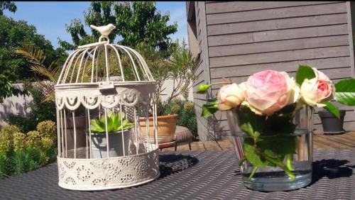 Photo de la galerie de l'établissement Chambre 5 mn de la gare - Tres beau jardin, au Mans
