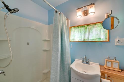 Ένα μπάνιο στο Cozy Catskills Studio Rental with Mountain Views!