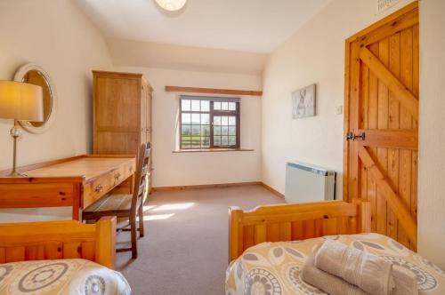 Katil atau katil-katil dalam bilik di Courtyard Cottages Rose Cottage