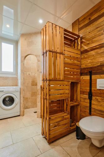 La salle de bains est pourvue de toilettes et d'un lave-linge. dans l'établissement Les Hirondelles - 2 chambres, 3 lits, climatisation et balcon, à Bourg-en-Bresse