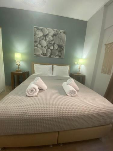 1 dormitorio con 1 cama con toallas en Marina Zeas Seaside Studio-MarinaQ, en Pireo