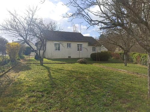 una casa blanca en un patio con árboles en Entre 2 Châteaux, en Onzain