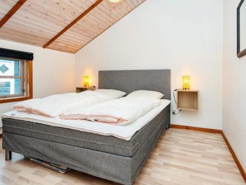 ein großes Bett in einem Zimmer mit zwei Lampen in der Unterkunft Three-Bedroom Holiday home in Hemmet 26 in Hemmet