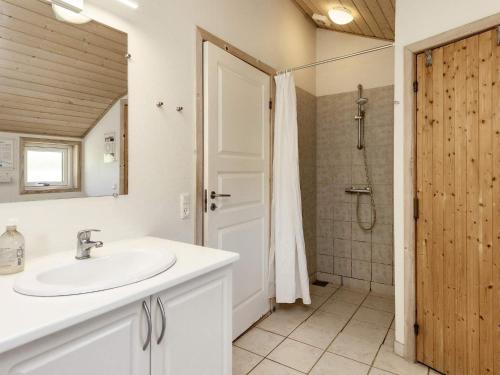 Four-Bedroom Holiday home in Storvorde في Egense: حمام مع حوض ودش