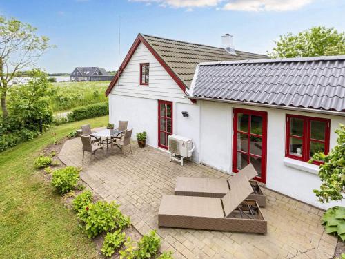 een luchtzicht op een wit huis met een patio bij 6 person holiday home in Thisted in Arup