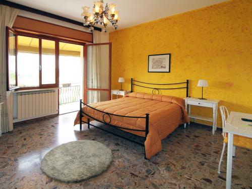 a bedroom with a bed and a yellow wall at B&B L'Armonia in Fabriano