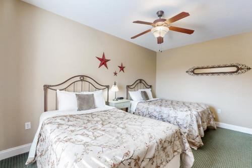 a bedroom with two beds and a ceiling fan at Summit Manor Condos Unit B3062 in Gatlinburg